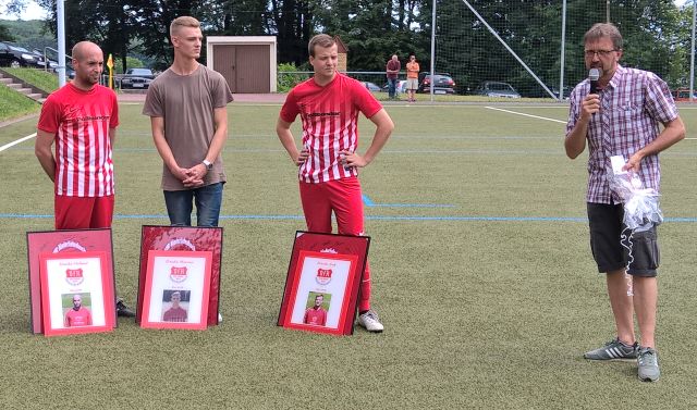 Helmut Sarges, Marian Dillmann und Sebastian Holzhäuser werden von VfR-Vorsitzenden Stefan Heinz verabschiedet Helmut Sarges, Marian Dillmann und Sebastian Holzhäuser werden von VfR-Vorsitzenden Stefan Heinz verabschiedet